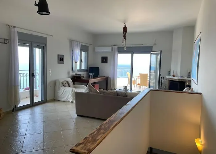 بيت للعطل Akoumaros Breeze *